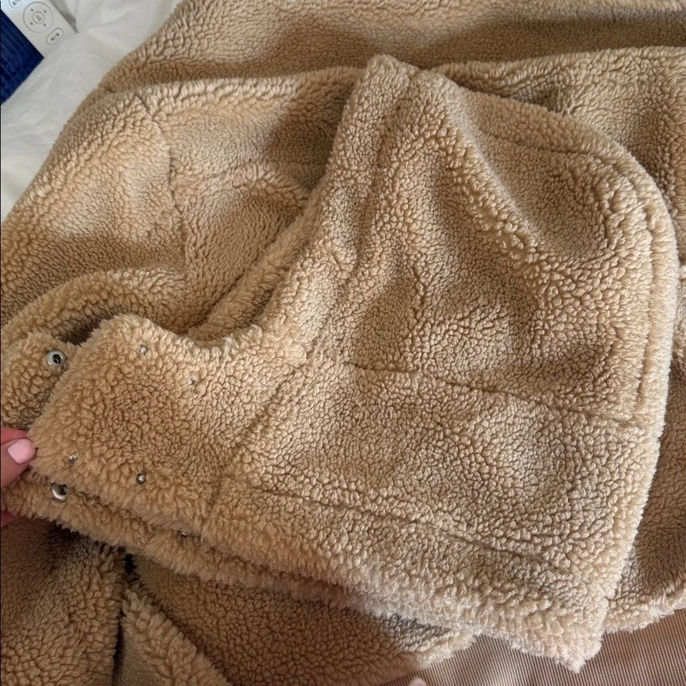 Alo Foxy Sherpa jacket - size Large in color Camel - Picture 5 of 7